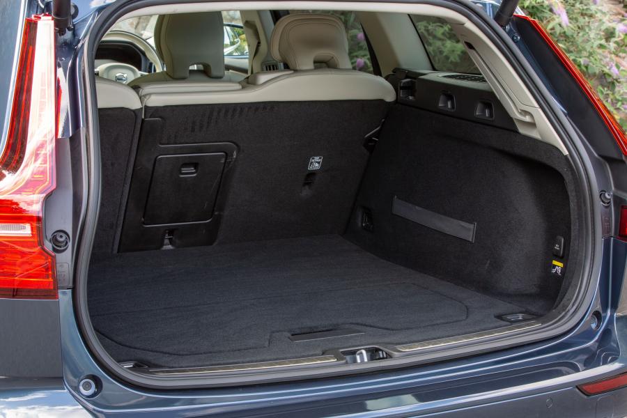 Багажник Volvo V60 D3 Inscription 2018 года  (UK) (фото 26 из 40)